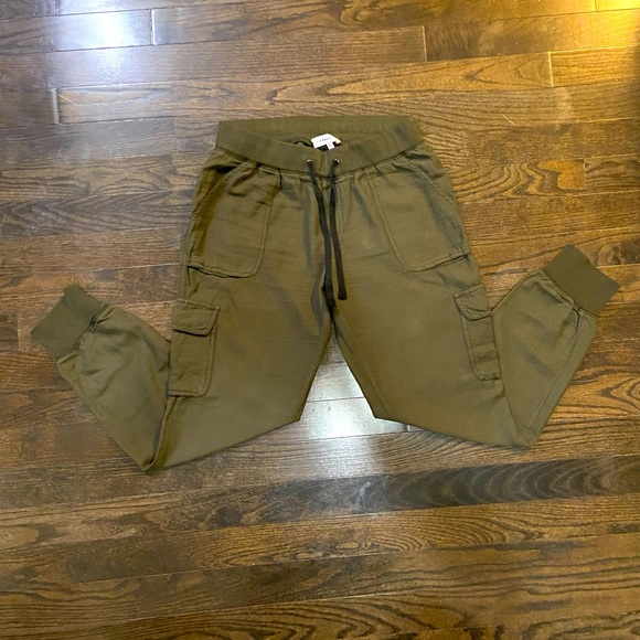 Aritzia Community Pants - Aritzia Community Army Green Cargo Pants. Women’s Size XS.